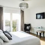 Beautiful In A Spacious Estate Villa *