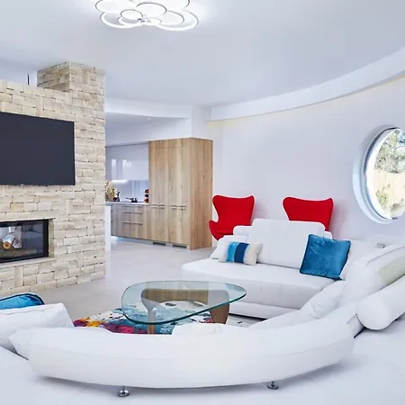 Beautiful In A Spacious Estate *