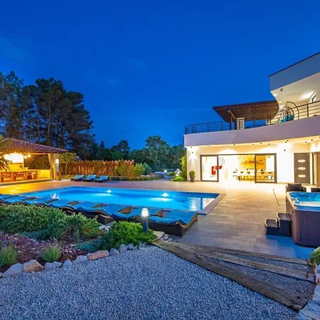 Beautiful In A Spacious Estate Villa