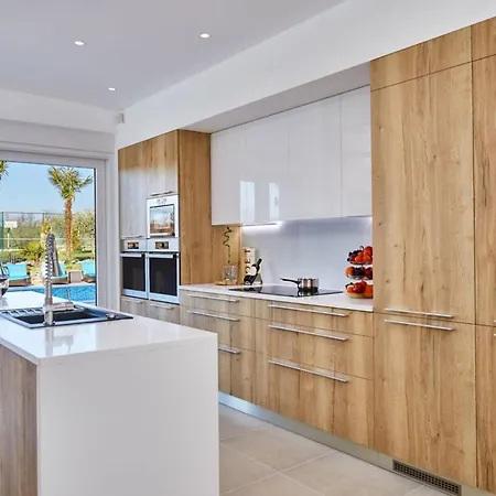 Beautiful In A Spacious Estate *