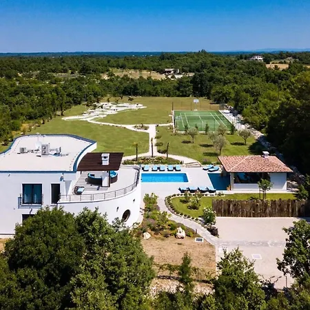 Beautiful In A Spacious Estate * Vodnjan