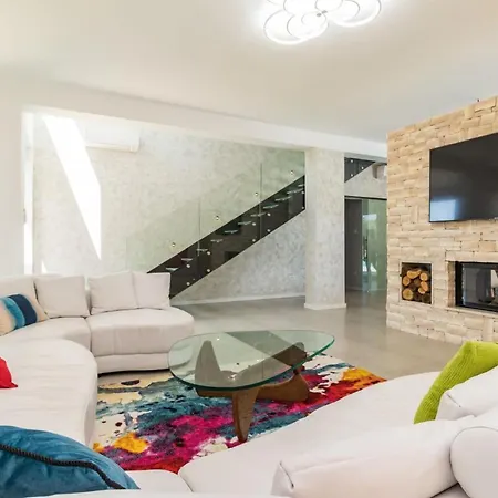 Beautiful In A Spacious Estate *