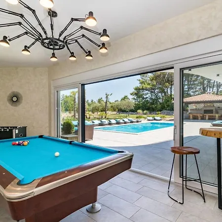 Beautiful In A Spacious Estate Vila
