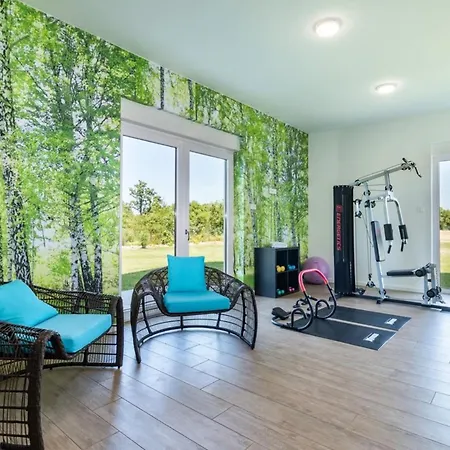 Beautiful In A Spacious Estate *