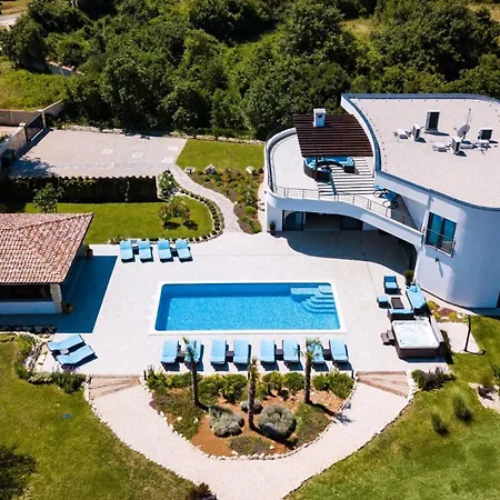 Beautiful In A Spacious Estate Vila Vodnjan