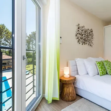 Beautiful In A Spacious Estate Vila Vodnjan