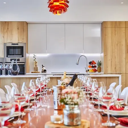 Beautiful In A Spacious Estate Vila