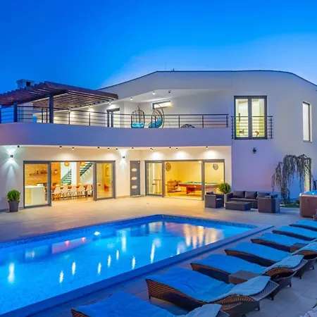 Beautiful In A Spacious Estate Vila