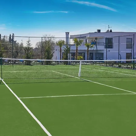 Beautiful In A Spacious Estate Vila *