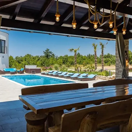 Beautiful In A Spacious Estate Vila *