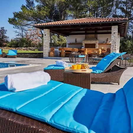 Vila Beautiful In A Spacious Estate