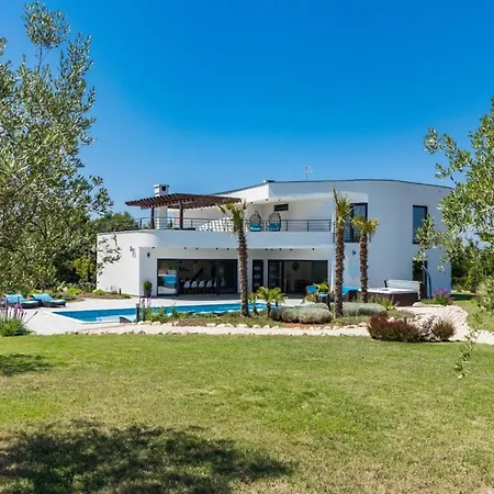 Beautiful In A Spacious Estate Vila *