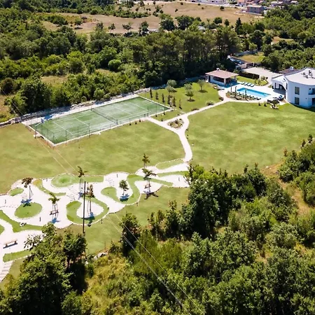Beautiful In A Spacious Estate Vila Vodnjan